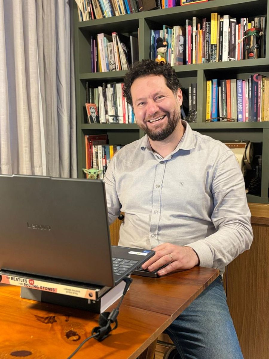 Maycoln Primo em seu escritório de consultoria